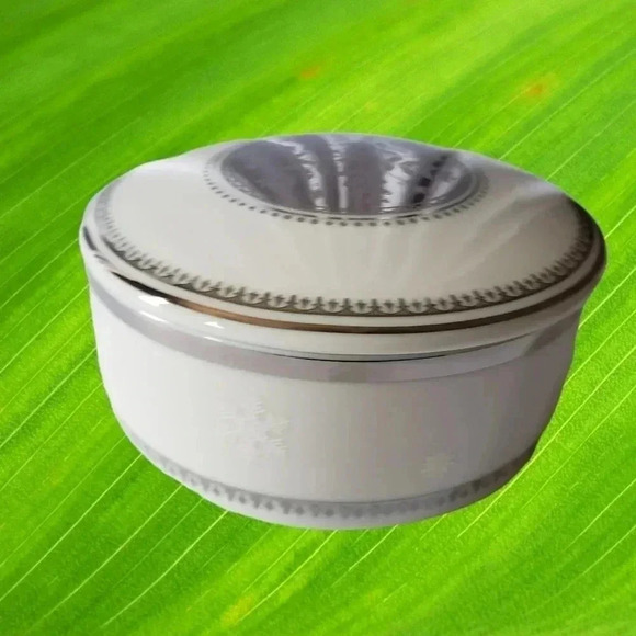 Mikasa 41/4 Inch Covered Trinket Box Christmas wht/silver - Picture 4 of 5